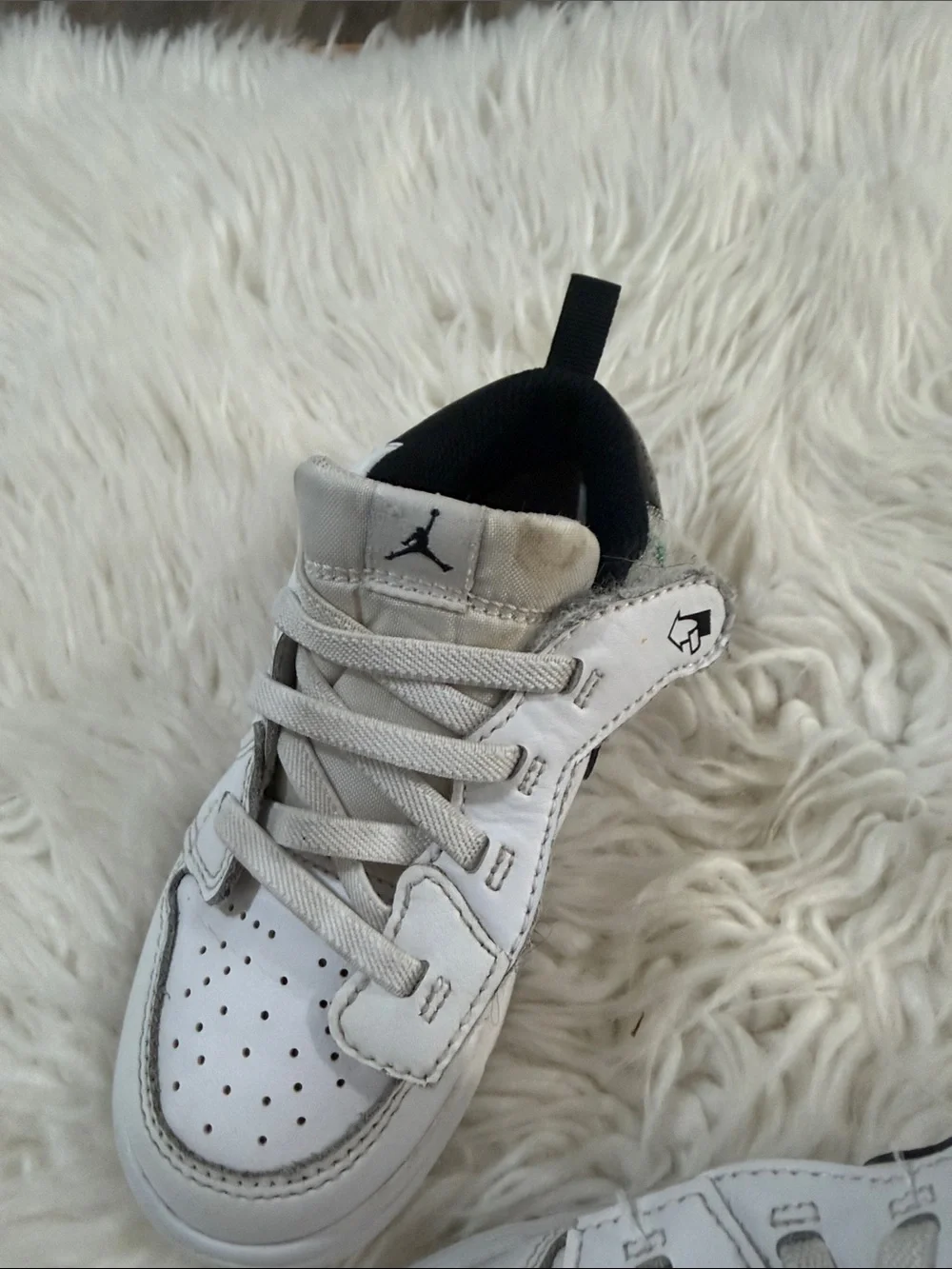 Nike Kids White and Black Low-Top Sneakers with Grey Laces